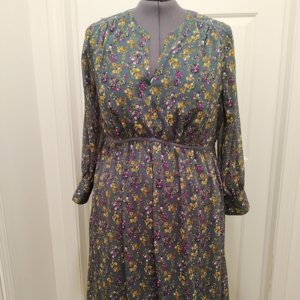 Open v-neck midi dress. Spruce with floral pattern.